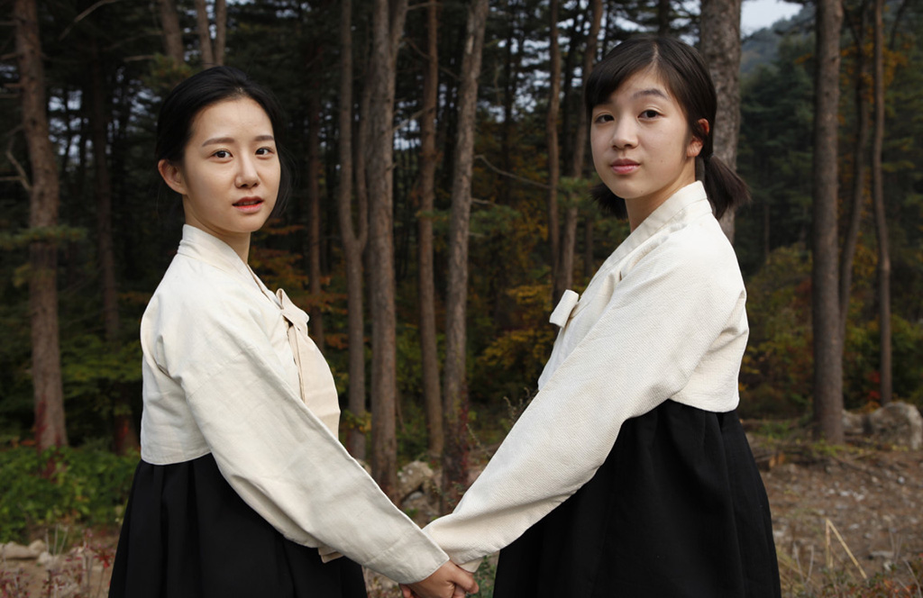 일제강점기 한국 소녀들이 겪었던 비극에 카메라를 들이댄 ‘귀향’.