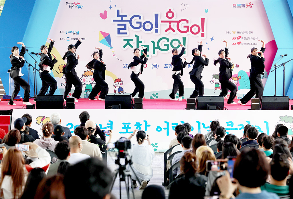 G-dance팀의 화려한 스트릿 댄스 공연이 펼쳐지고 있다.