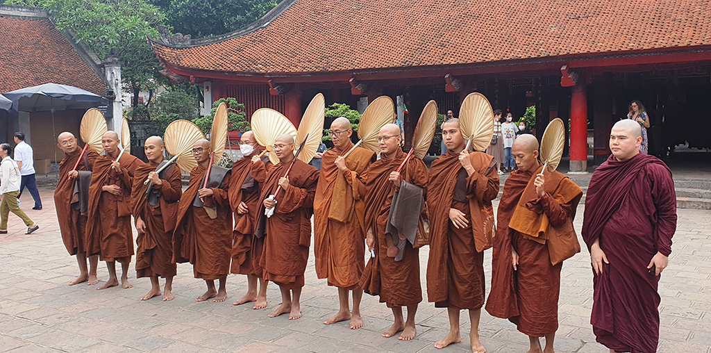하노이 문묘(1070년 공자를 기려 세운 사당)를 찾은 베트남 승려들.