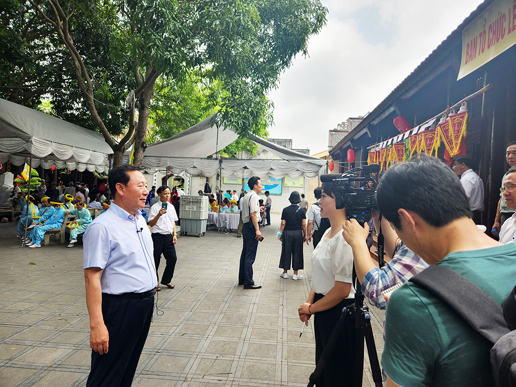 지난 5월 베트남 뜨선시를 찾아 취재진과 인터뷰를 하고 있는 박현국 군수.