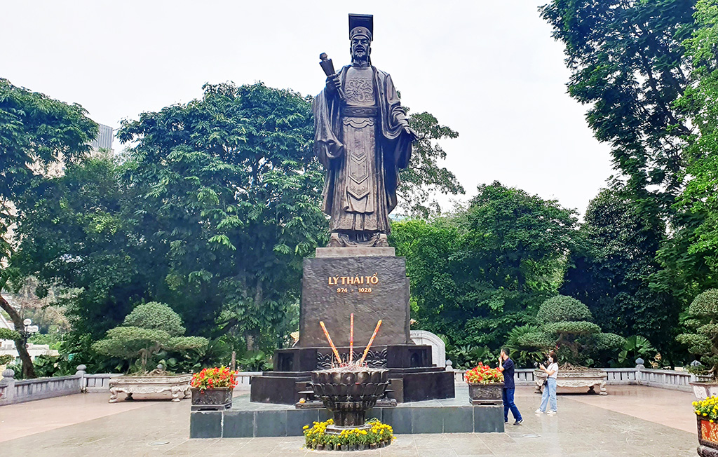베트남 하노이 호안끼엠 호수 산책로에 세워진 ‘리 왕조’ 태조 이공온의 동상.