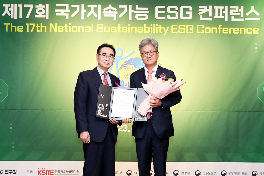 포스코스틸리온 윤양수 사장(오른쪽)이 2023년 제17회 국가지속가능 ESG컨퍼런스에서 부총리 겸 기획재정부장관상을 수상하고 있다. /포스코스틸리온 제공