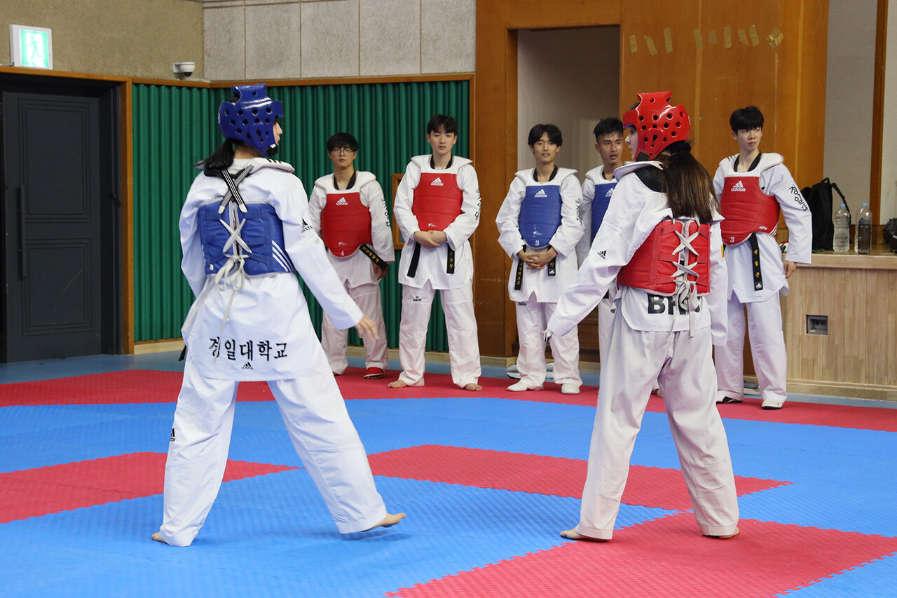경일대 선수와 부탄 국가대표가 겨루기를 하고 있다.