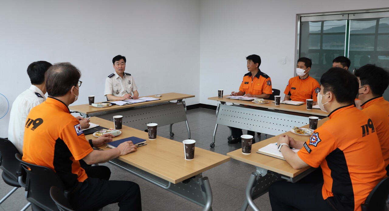 풍각센터를 방문한 정윤재 서장이 직원들과 대화를 나누고 있다.