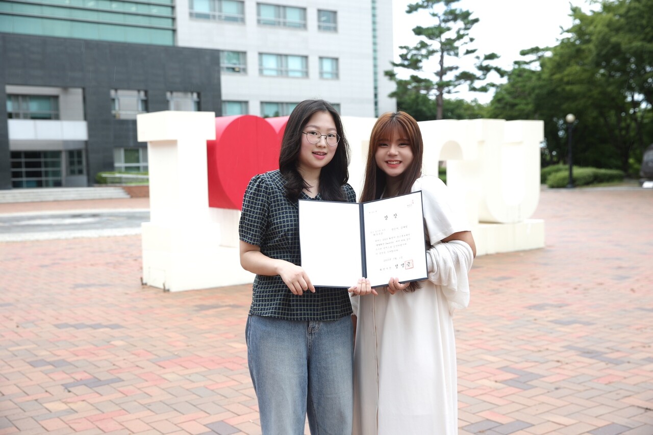 2023 화성시 광고·홍보 대전 ‘별별화성 Awards’에서 최우수상을 받은 김재림(사진 왼쪽), 정은지 학생.