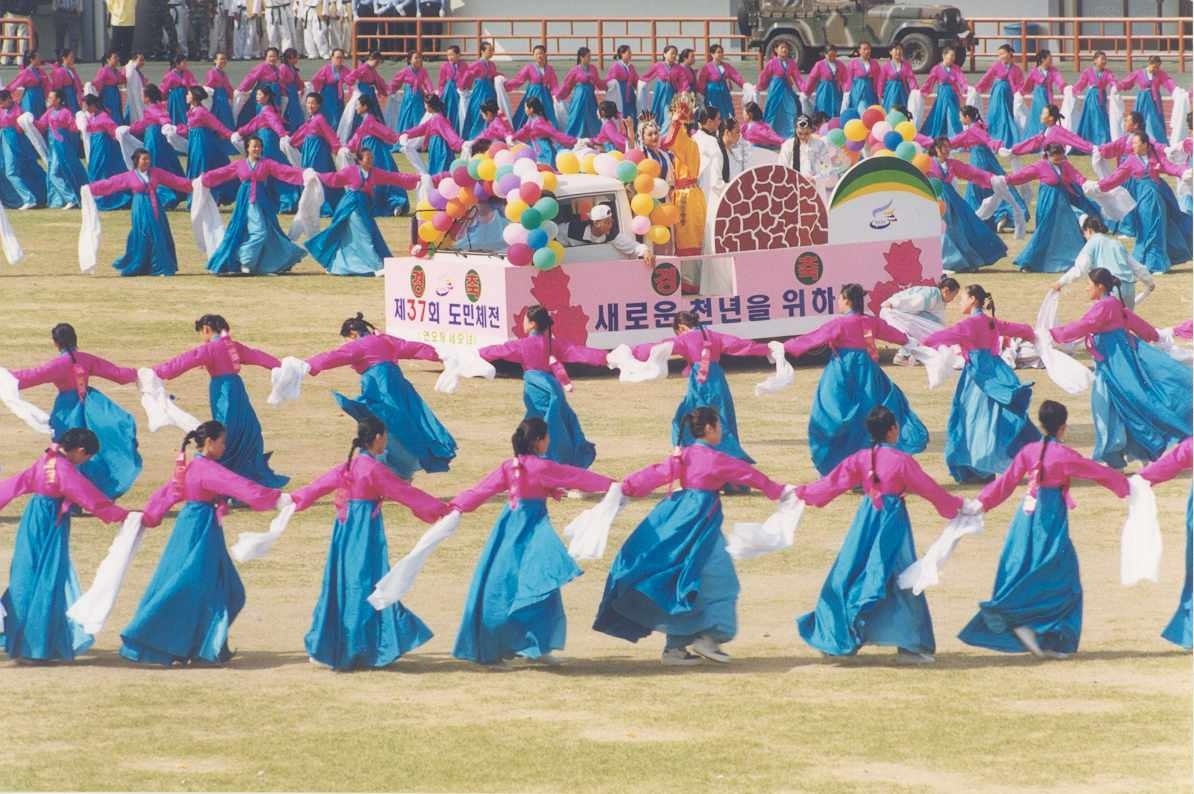 제37회 경북도민체전에서 월월이청청 공연을 하는 포항정보여고 학생들.