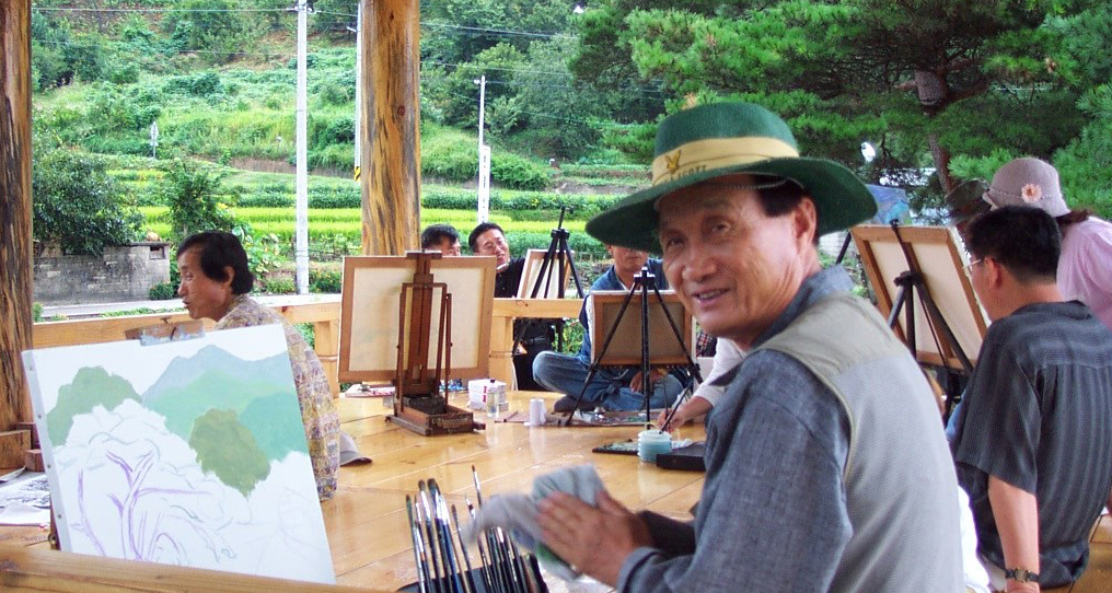 야외에서 그림을 그리는 한경식 선생.