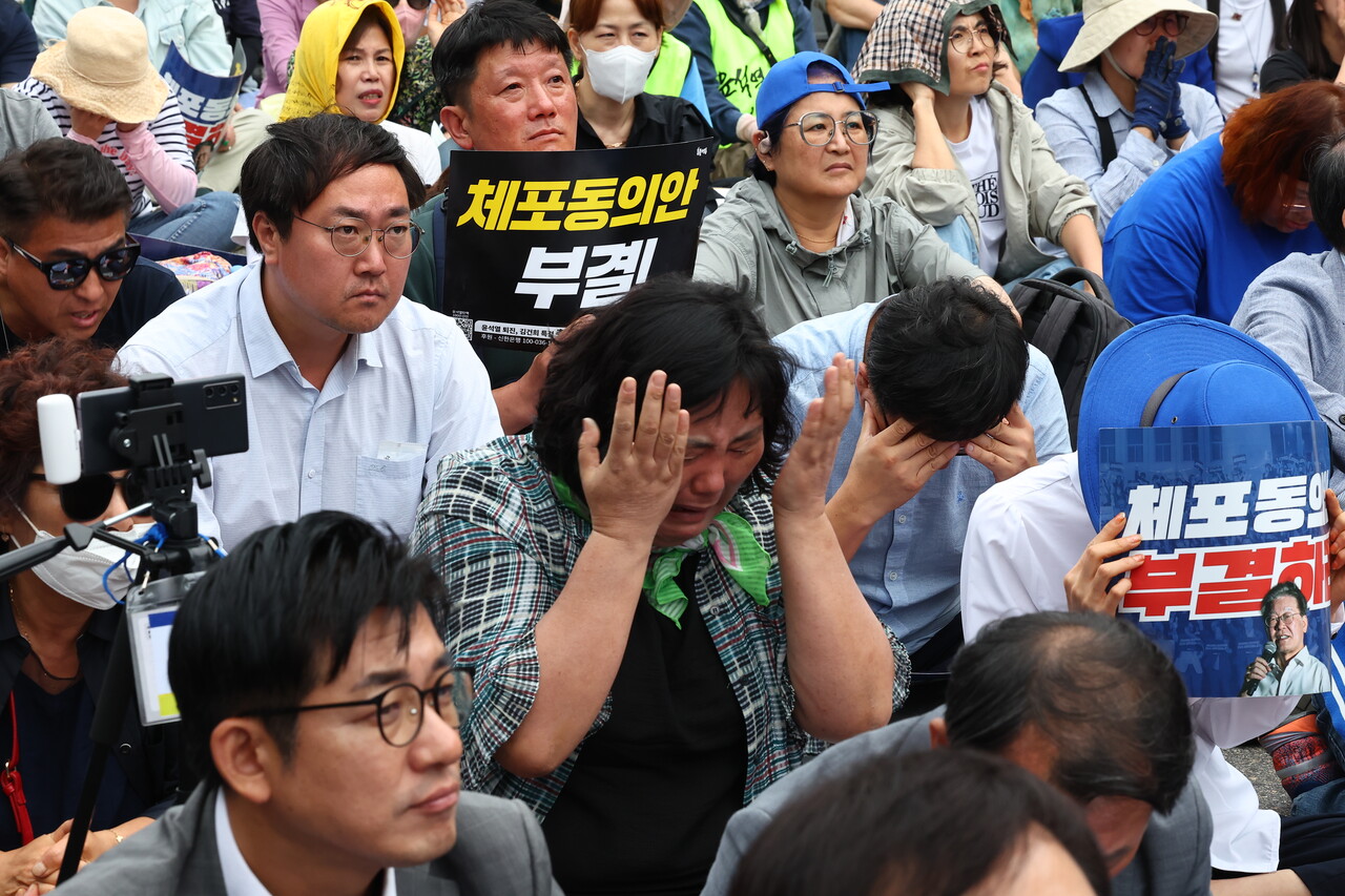 더불어민주당 이재명 대표 체포동의안이 가결된 21일 오후 서울 영등포구 국회 앞에서 이 대표 지지자들이 눈물을 흘리고 있다. /연합뉴스