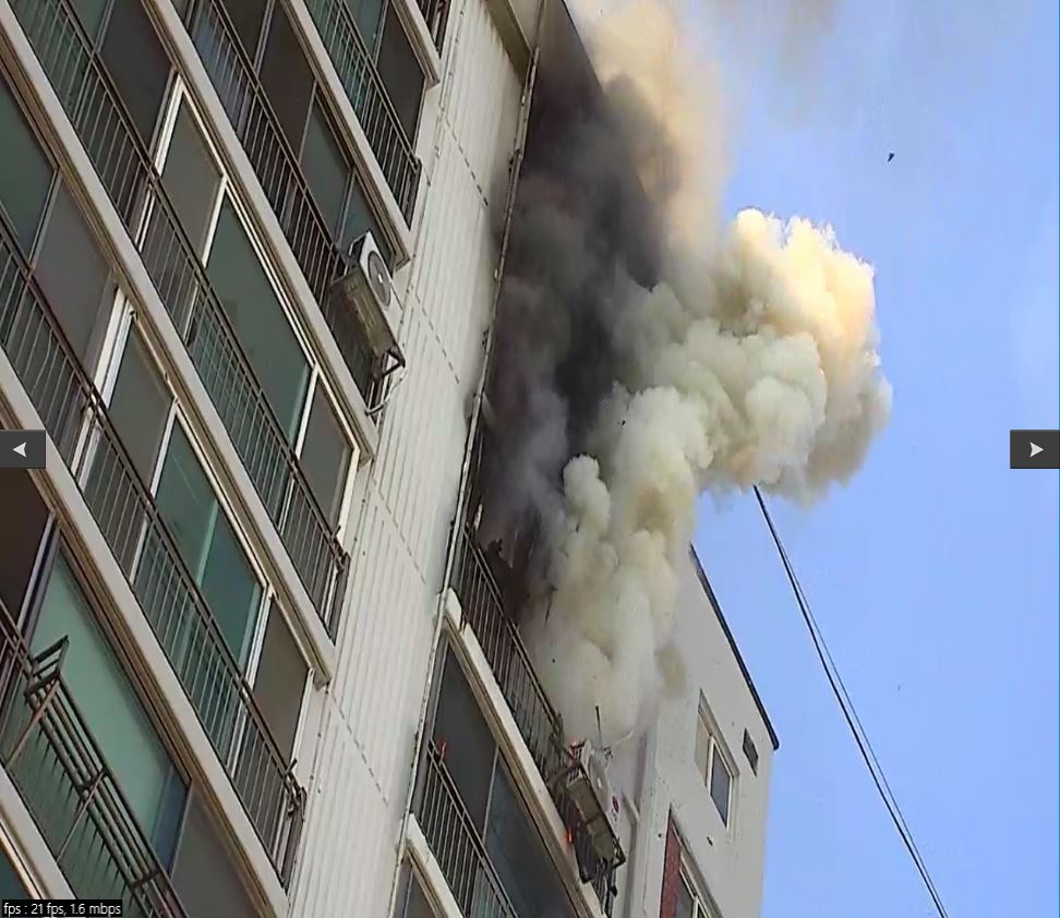 28일 오후 3시30분쯤 포항시 학장동 A아파트 13층에서 불이나 주민들이 대피하는 소동이 벌어졌다. /경북소방본부 제공