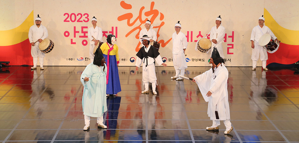 탈춤공연장에서 하회별신굿탈놀이 공연이 열리고 있다.