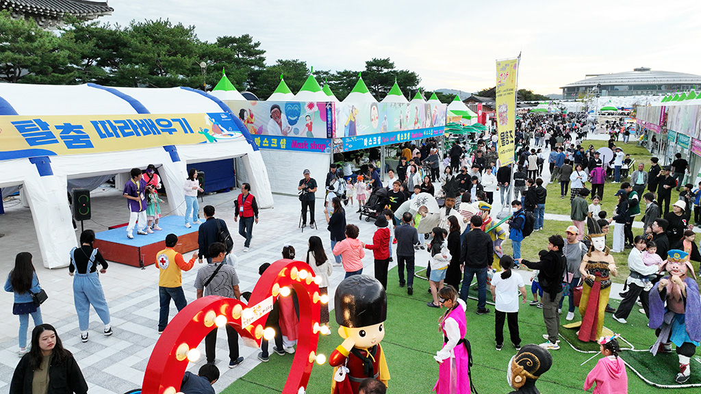 축제장을 찾은 관광객들이 외국 공연단의 즉석 공연을 관람하고 있다.