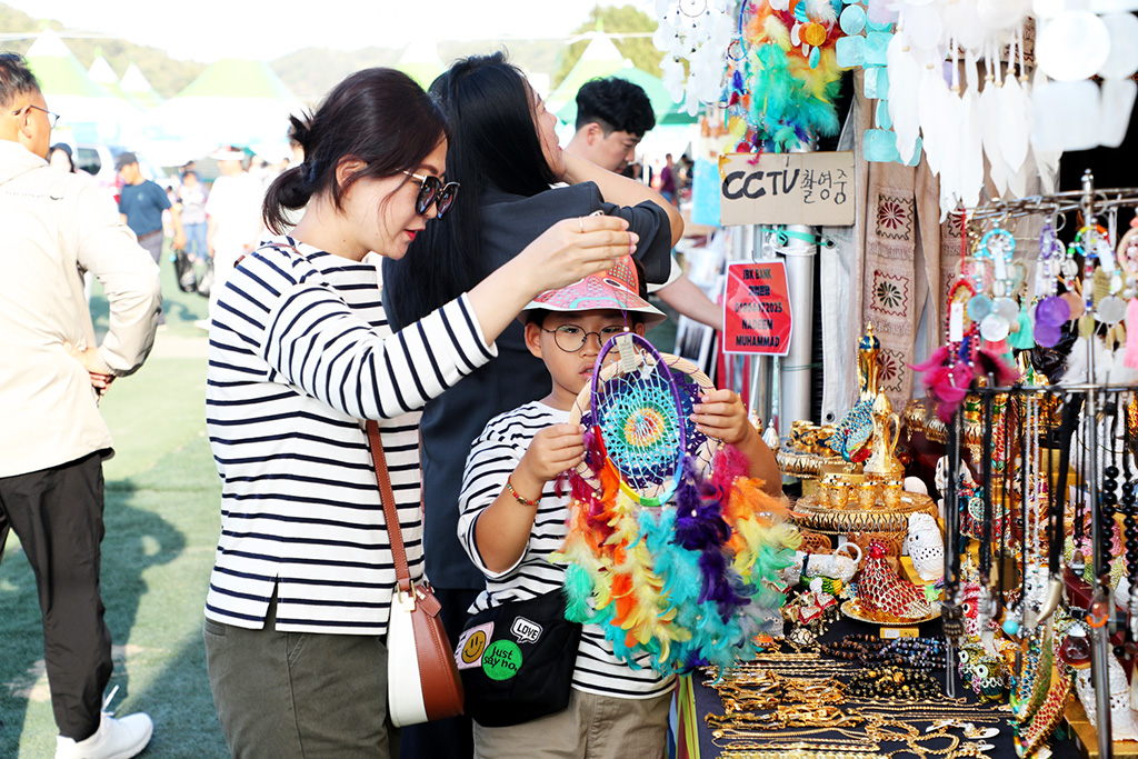 축제장을 찾은 관람객들이 체험 활동을 즐기고 있다.