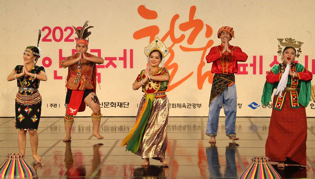 태국 공연단이 자신들의 민속 공연을 선보이고 있다.