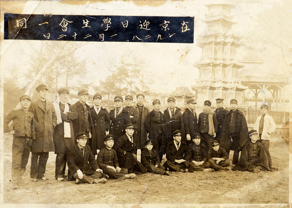 서울 탑골공원에 모인 재경영일학생회 회원들. 아랫줄 오른쪽에서 두 번째가 최원수(1928. 1. 22.)