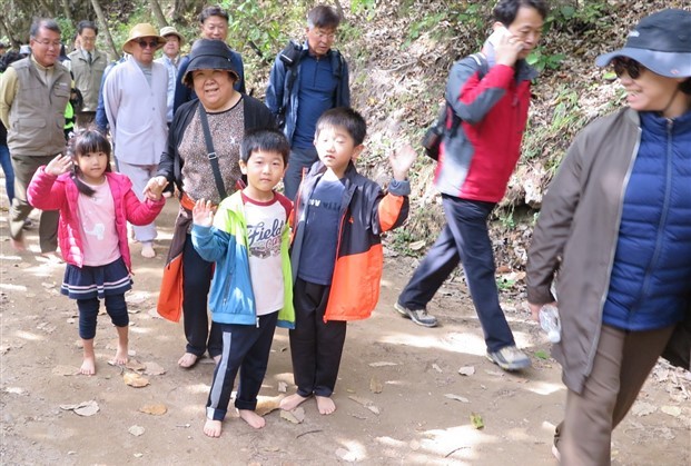주왕산 맨발로 걷기 행사에 참가한 관광객들이 맨달로 탐방로를 걷고 있다. /주왕산국립공원사무소 제공