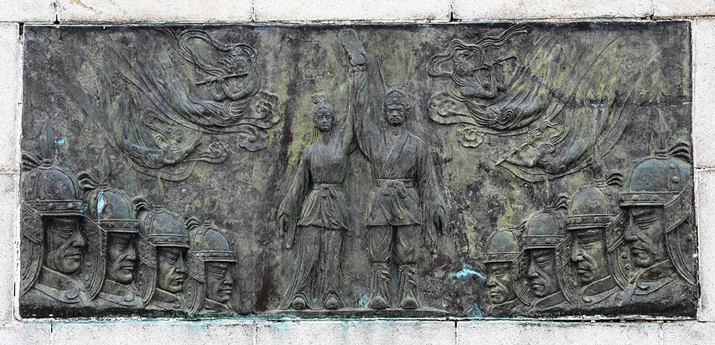 경주 황성공원 김유신 동상 아래엔 화랑과 그를 따르는 낭도를 형상화 한 부조(浮彫)가 있다. /사진 이용선기자