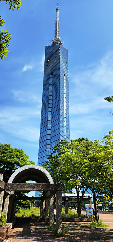 도시의 랜드마크로 자리 잡은 후쿠오카 타워.