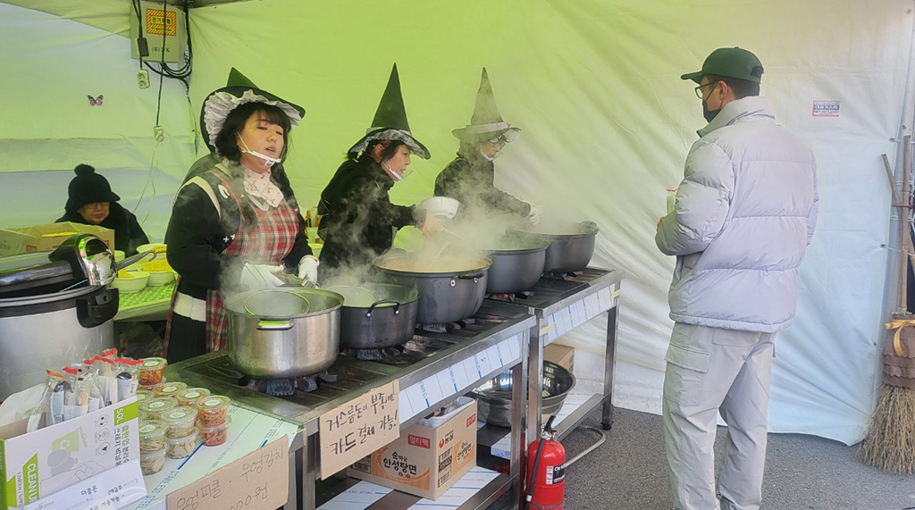 라면테마광장에서 마녀 복장을 한 식당관계자들이 마녀라면을 만들고 있다. /김락현 기자