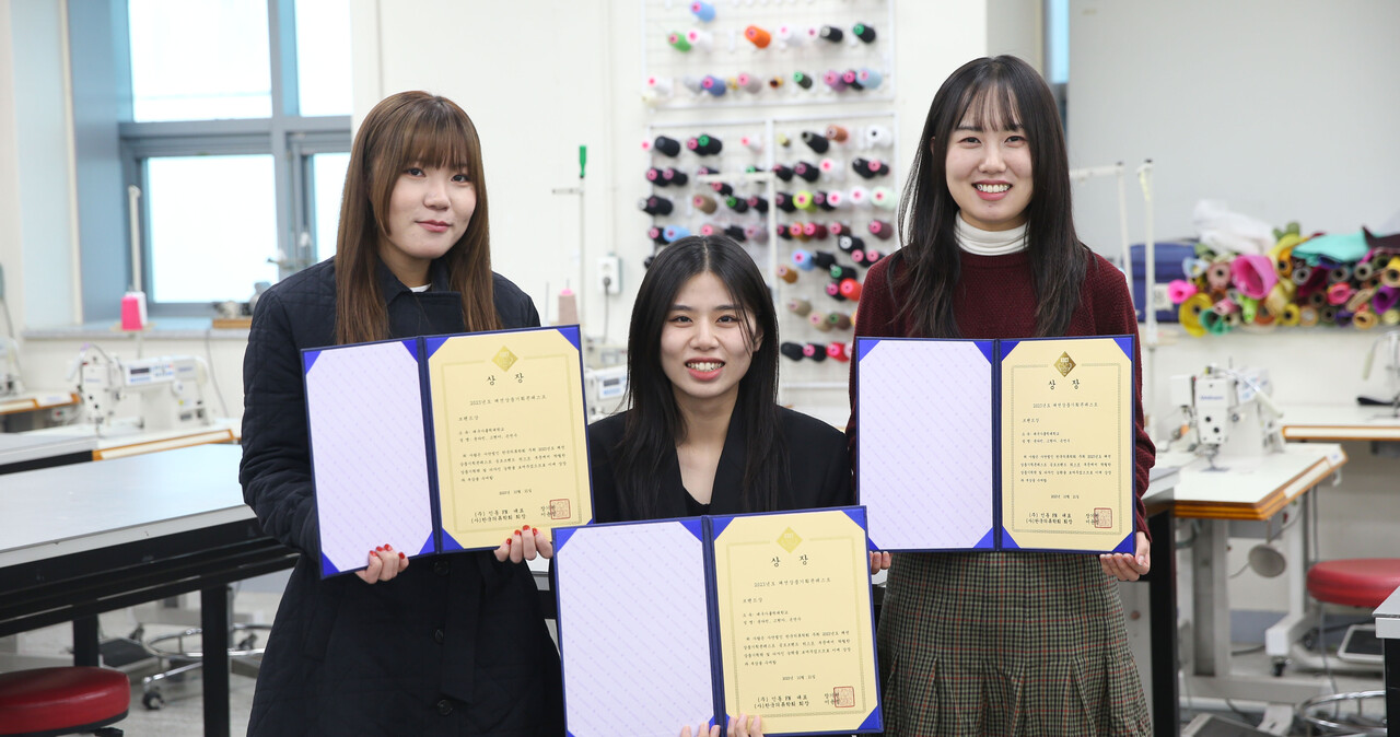 2023년도 패션상품기획콘테스트’에서 브랜드상을 받은 대구가톨릭대 패션디자인과 학생팀(왼쪽부터 윤다빈, 고현아, 손연수).