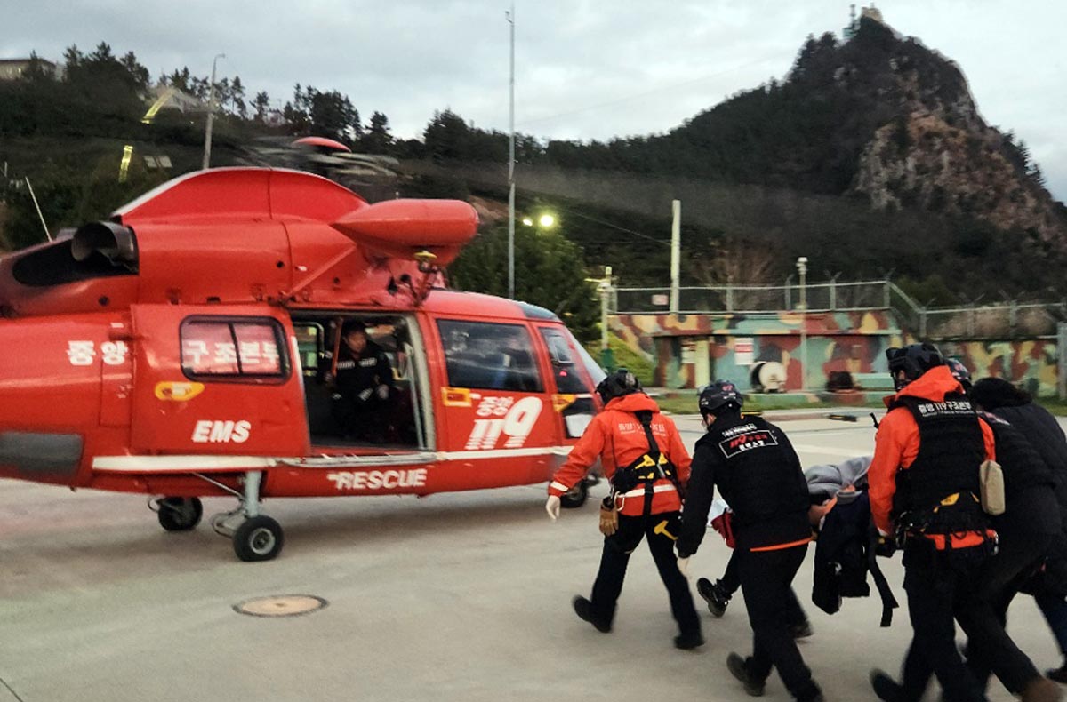 울릉119안전센터 산악구조대원들이 성인봉 등산로에 추락해 부상을 당한 울릉주민을 헬기로 옮기고 있다. 
