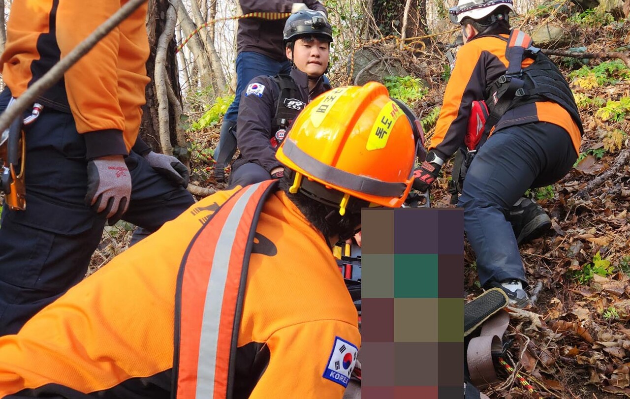 울릉119안전센터 산악구조대원들이 성인봉 등산로에 추락해 부상을 입은 울릉주민을 구조하고 있다. 