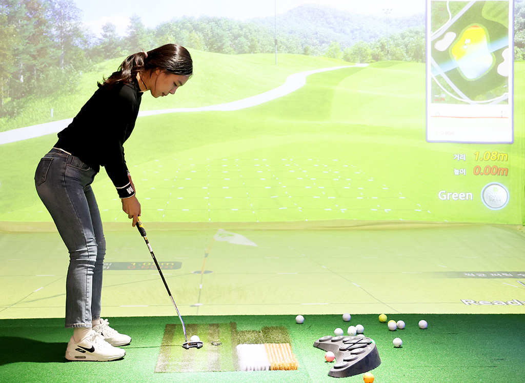 ‘제1회 영남 생활체육 스크린 골프대회’에서 여자부 우승자 도혜나 씨가 챔피언 퍼트를 하고 있다.  /이용선기자 photokid@kbmaeil.com