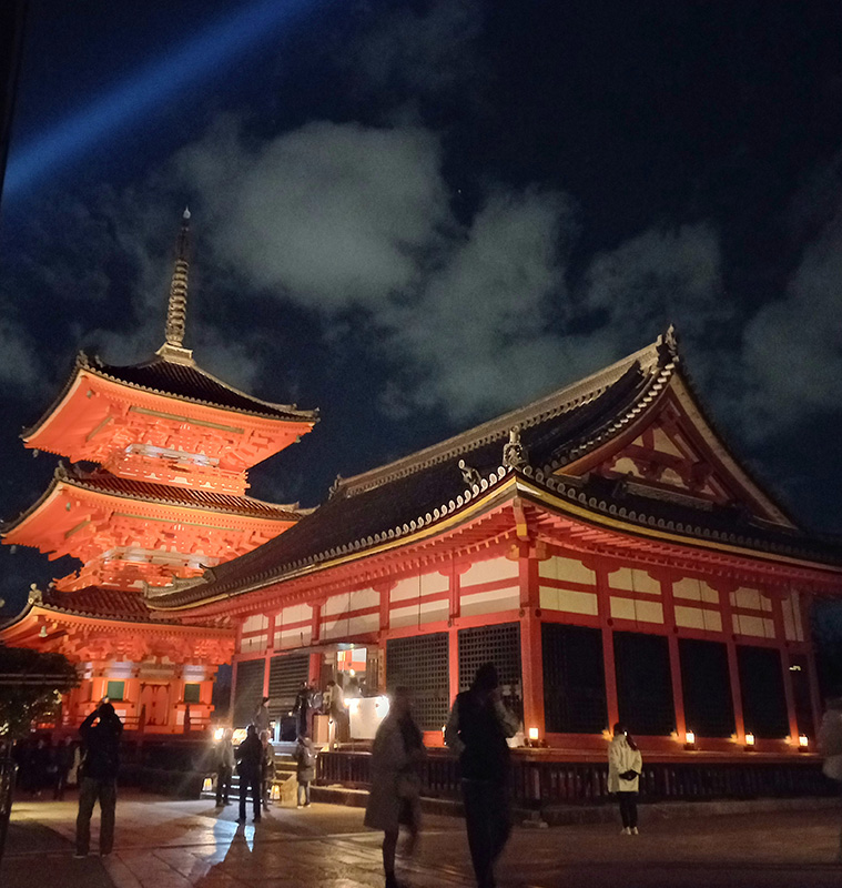 오사카 인근 교토의 대표적 관광지 중 하나인 청수사의 밤 풍경.