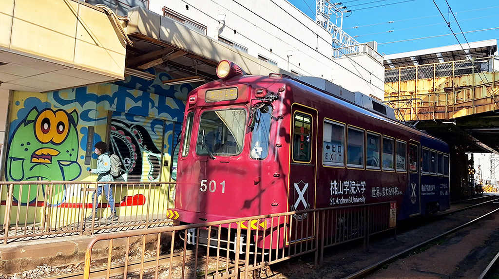 오사카 시내를 오가는 낡은 전철.