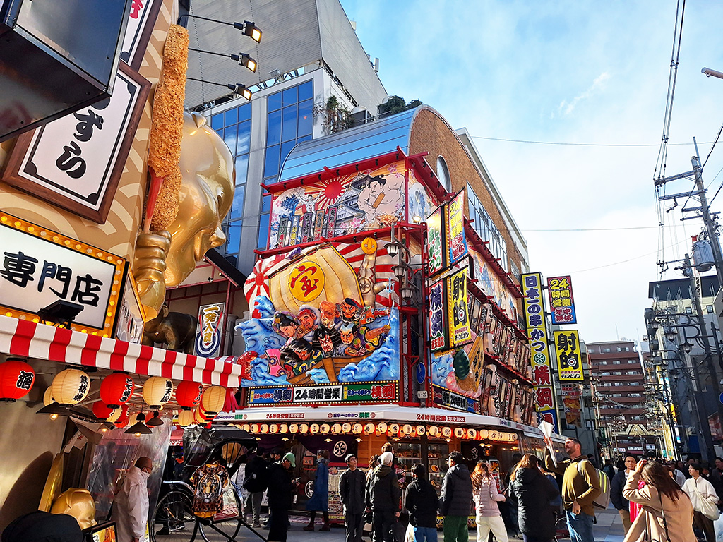오사카 주점들의 간판은 화려하고 익살스럽다.