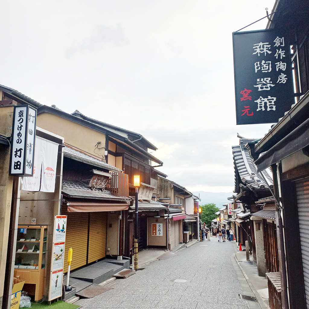 오사카 인근 도시 교토를 교토답게 보이게 만드는 청수사 아래 골목길.