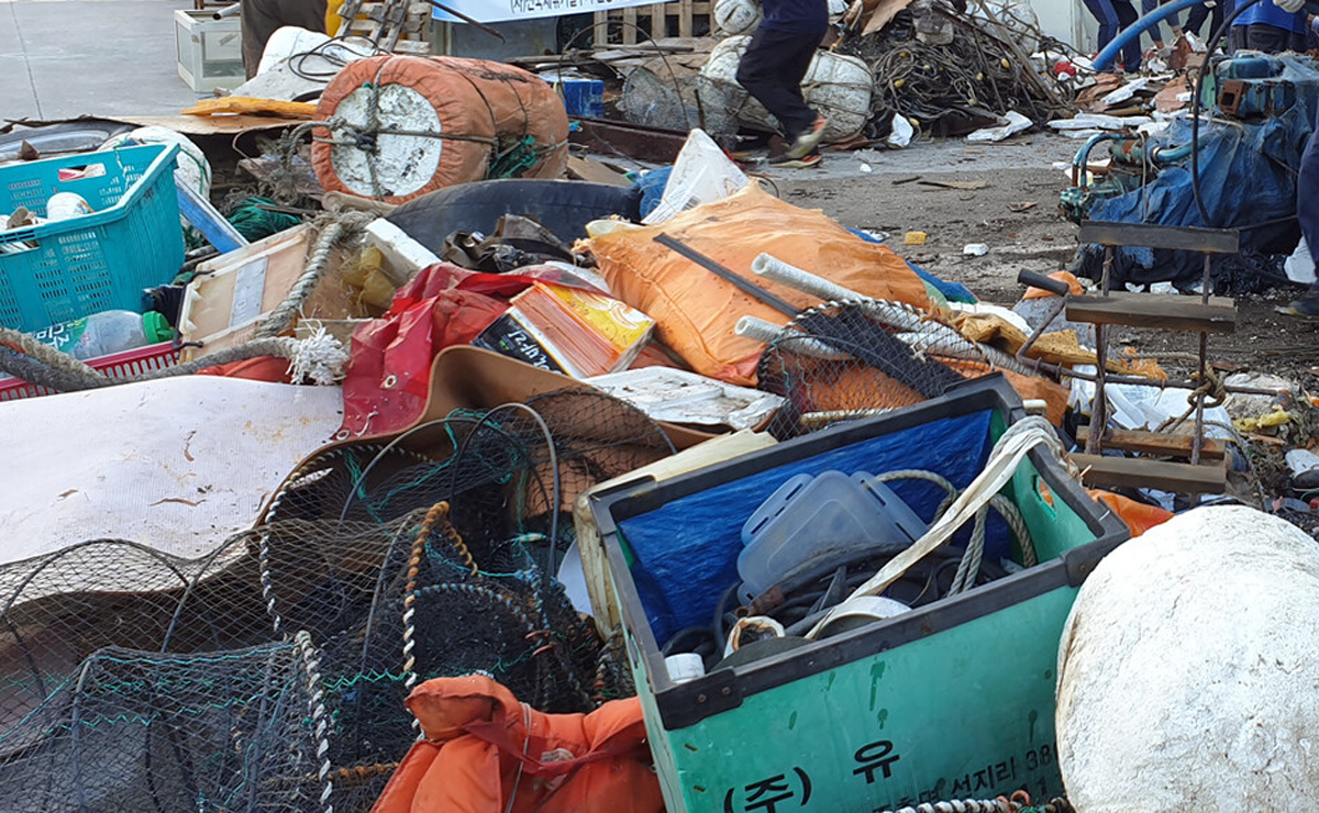 어구들이 주변 환경을 오염시키고 있다. /김두한 기자