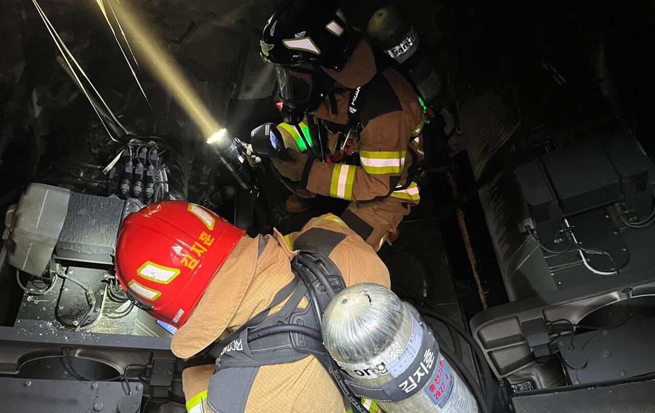 울릉119안전센터 대원들이 화재 기관실 현장을 점검하고 있다.