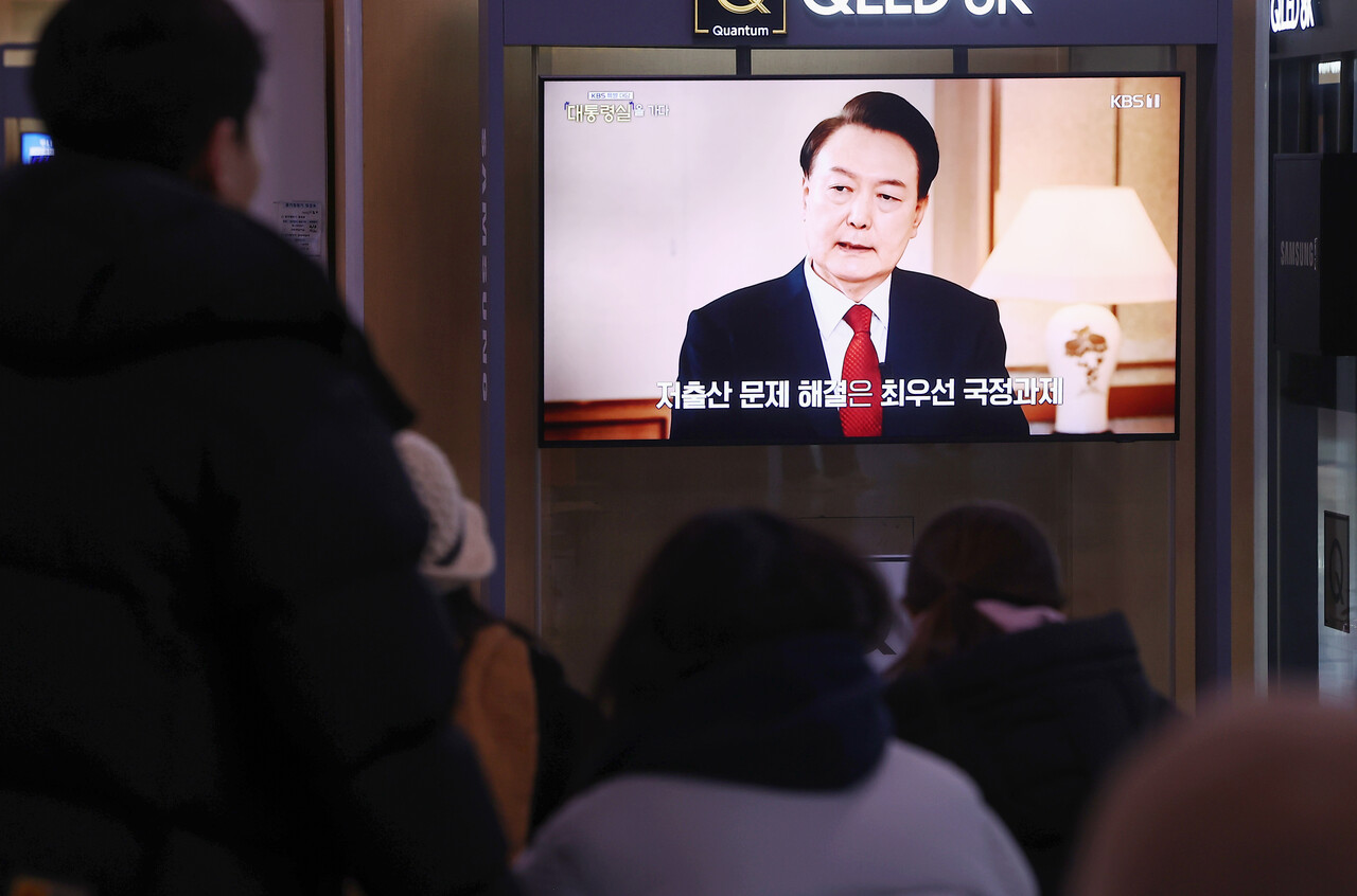 7일 오후 서울역 대합실에서 시민들이 KBS를 통해 녹화 방송되고 있는 윤석열 대통령의 특별 대담을 시청하고 있다.  /연합뉴스