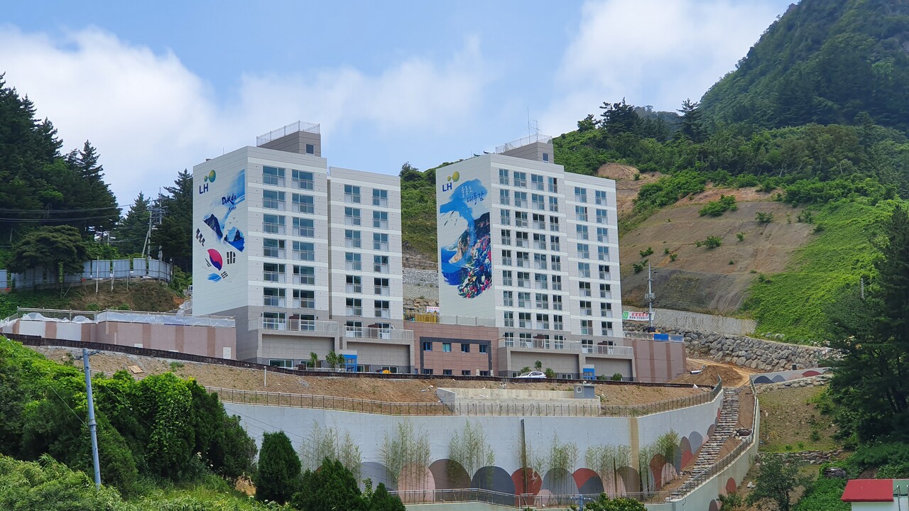 한국토지주택공사(LH)의  10층 규모의 울릉읍 도동리 국민임대아파트 / 김두한기자 