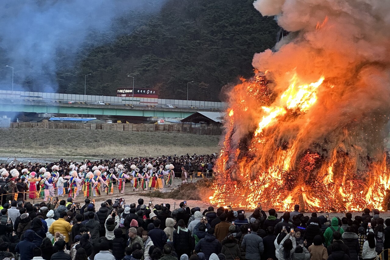 2024년 청도군의 정월 대보름 달집이 불타고 있다.