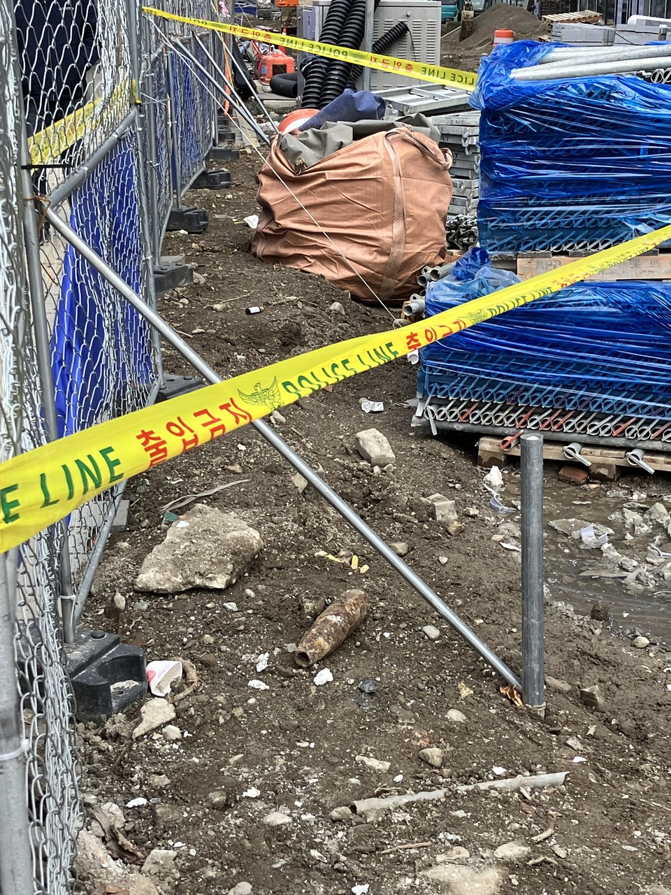 지난 24일 오전 10시쯤 대구 중구의 한 아파트 공사장에서 발견된 오래된 박격포탄 사진./안병욱기자 eric4004@kbmaeil.com
