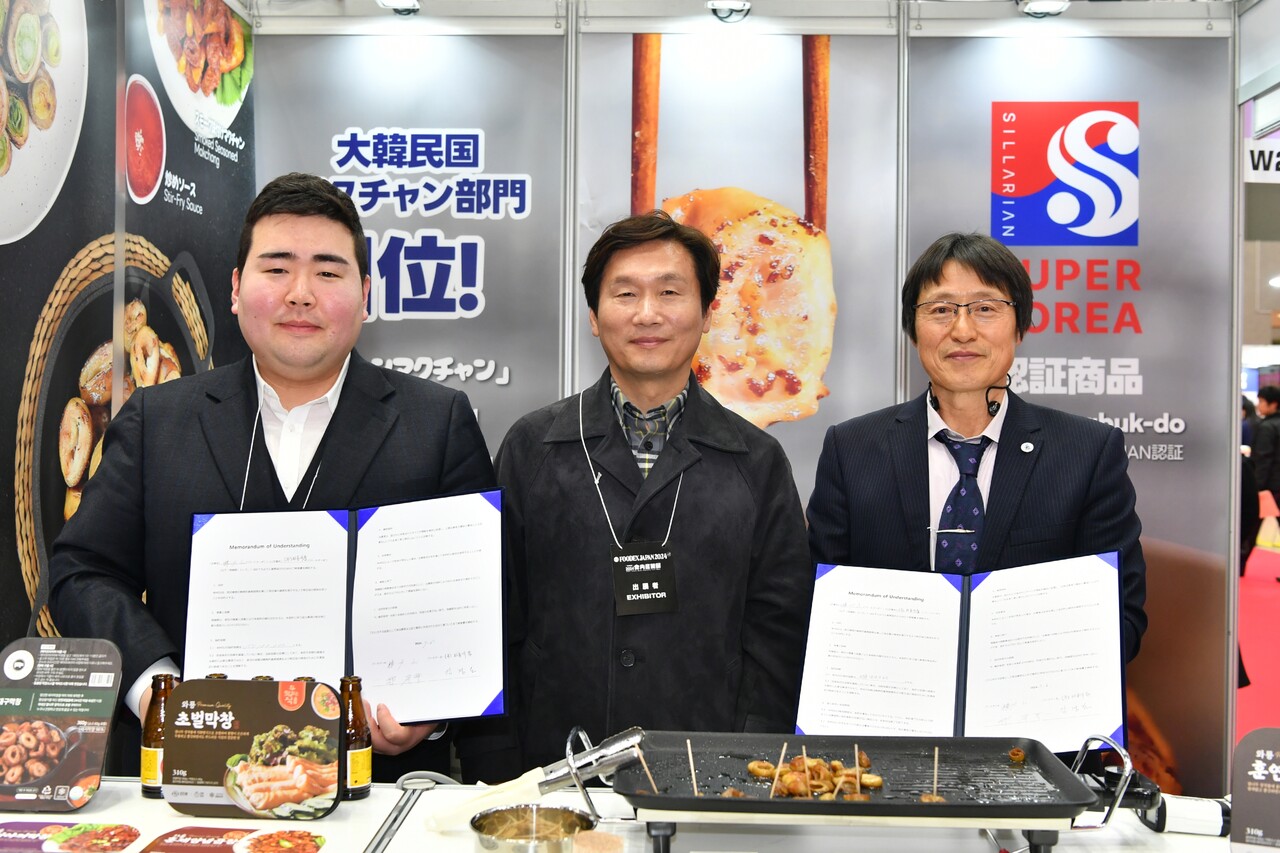 (주)와룡식품 김경도 대표(왼쪽)가 조현일 경산시장(중앙), 일본 유통업체 관계자와 MOU를 축하하고 있다. /경산지제공