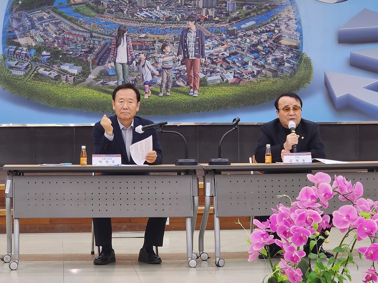 김해동 협의회장(오른쪽)은 박현국 봉화군수(왼쪽)이 참석한 가운데 개회사를 하고 있다.