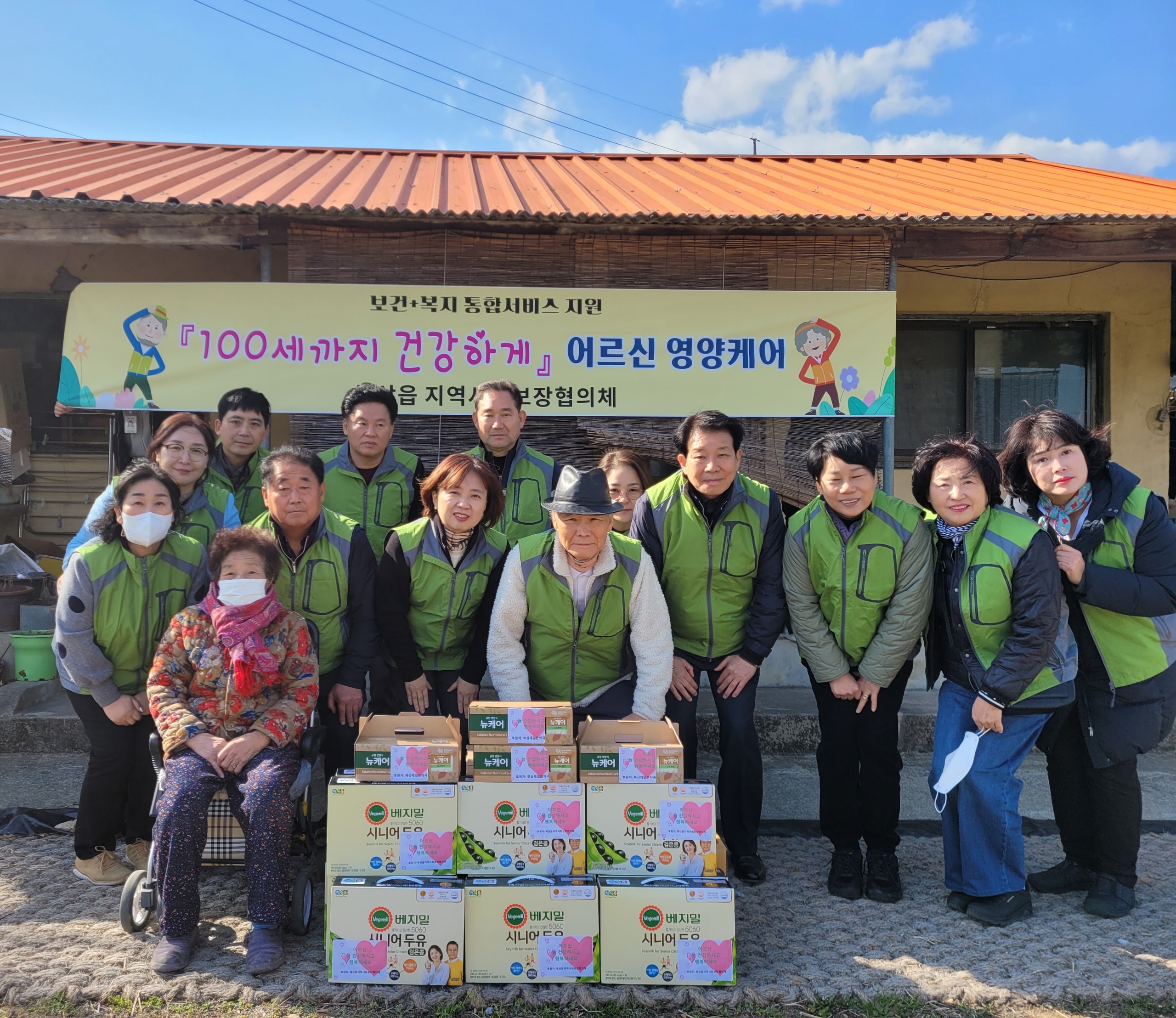북삼읍 지역사회보장협의체 회원들이 지역 어른신에게 식사 대용품을 전달하고 있다. /칠곡군제공