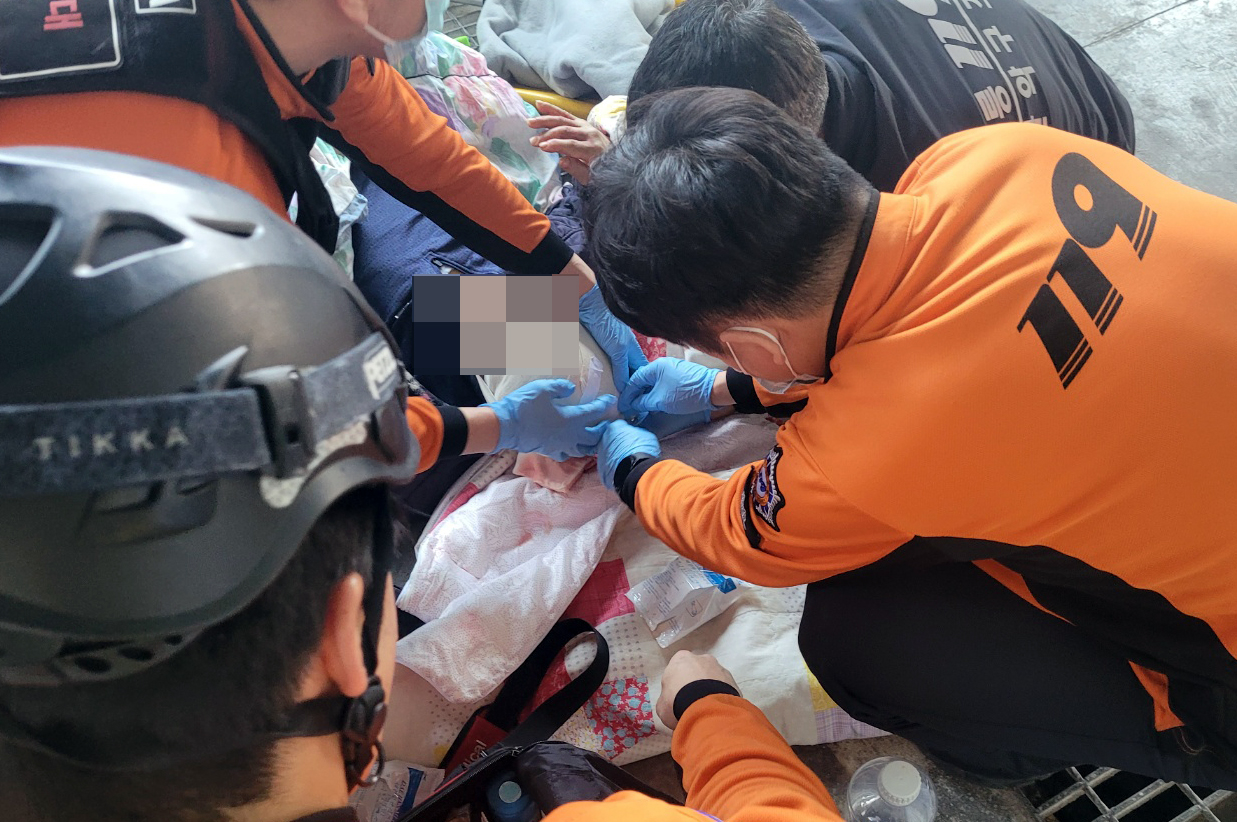 울릉119안전센터 대원들이 두부출혈에 대한 응급조치를 하고 있다./ 김두한 기자