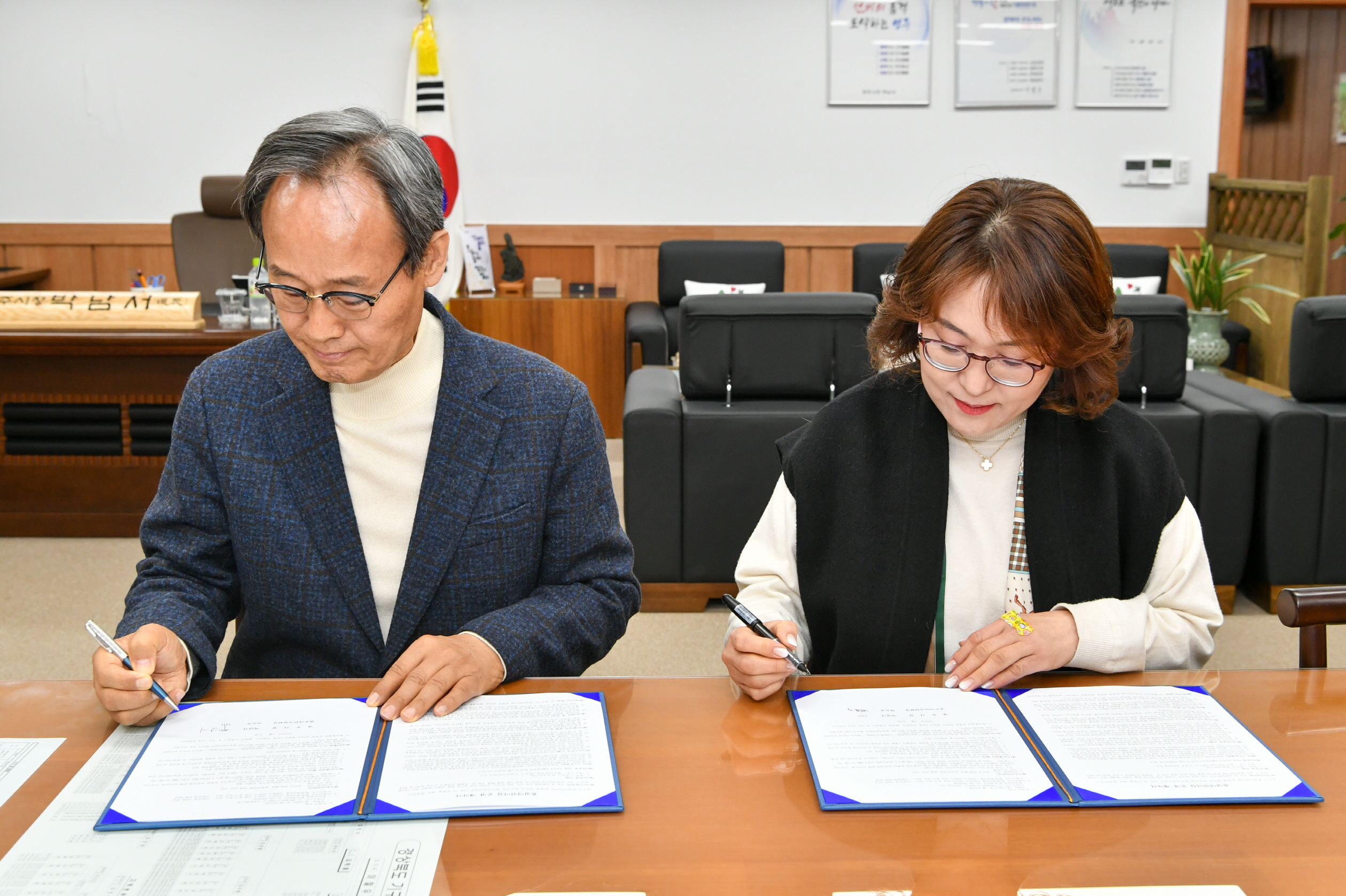 박남서 시장과 박은주 원장이 협약서에 서명하고 있다. /영주시 제공