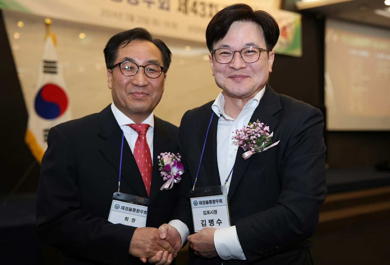 선종우 재경울릉향우회장(왼쪽)과 김병수 김포시장. /박수관 향우제공