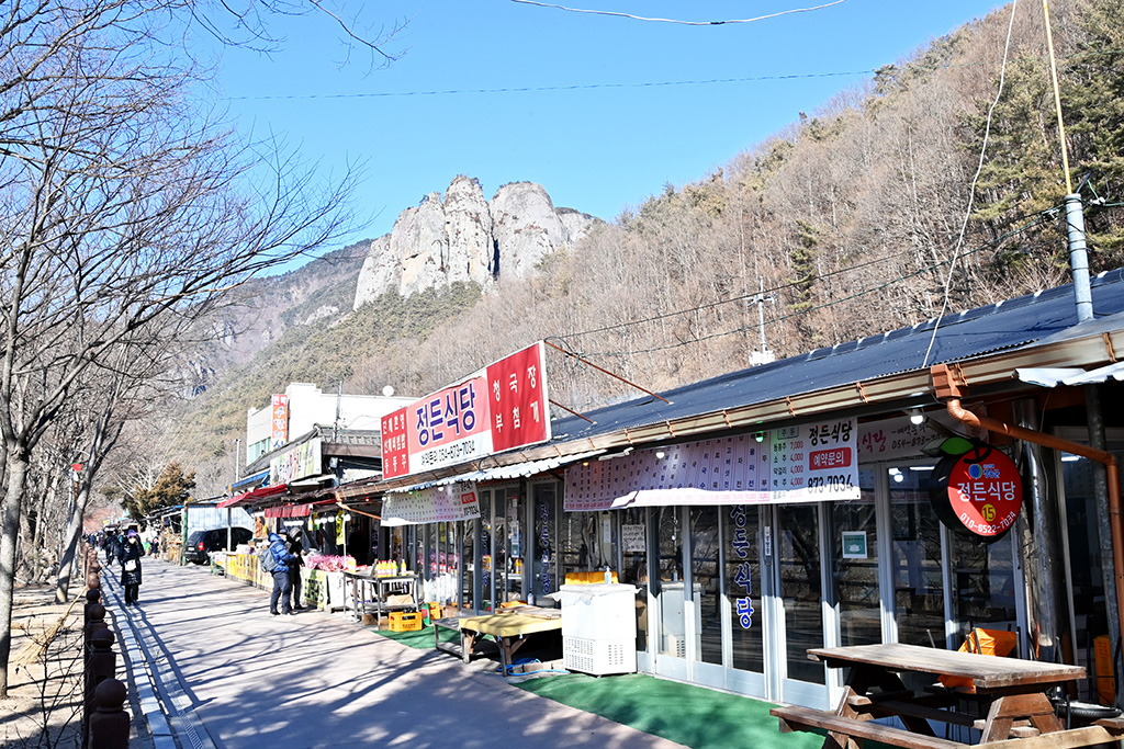 청송을 찾는 관광객들이 모여드는 주왕산 먹거리 골목.