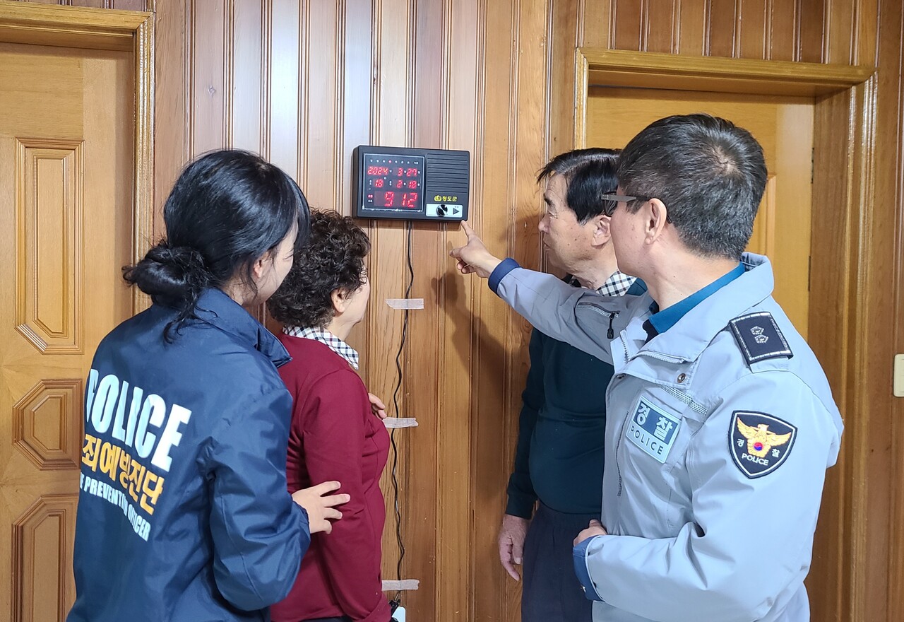 청도경찰서 관계자가 가정에 설치된 마을방송 시스템을 살펴 보고 있다.