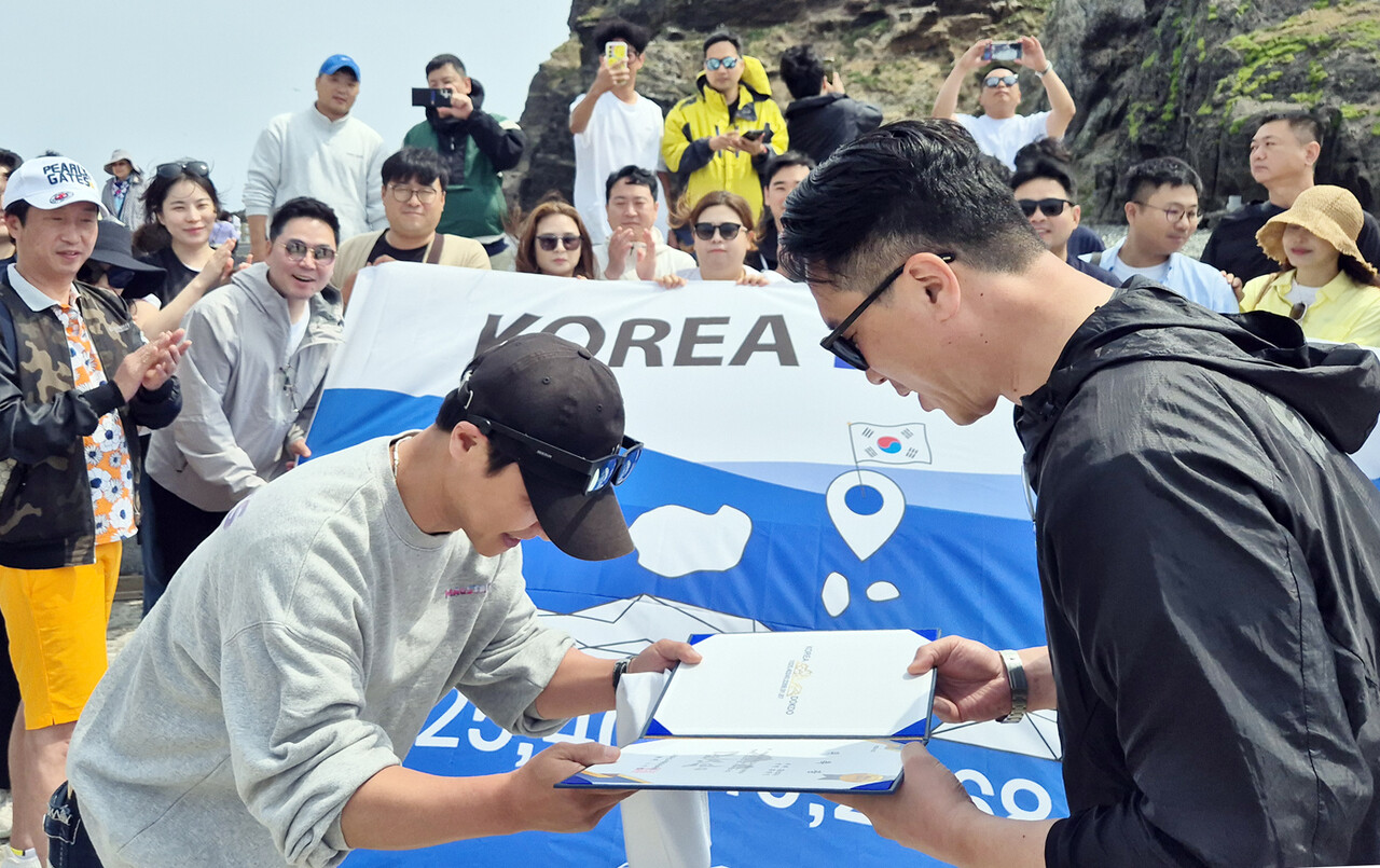 방경석 독도사랑운동본부 부총재로부터 홍경인이 위촉장을 전달받고 있다,/독도사랑운동본부