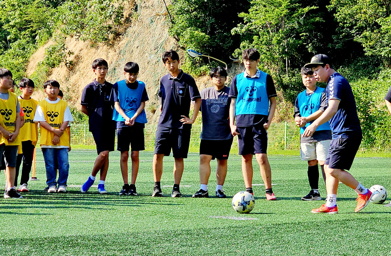 최용덕 감독의 축구교실. /김두한 기자 